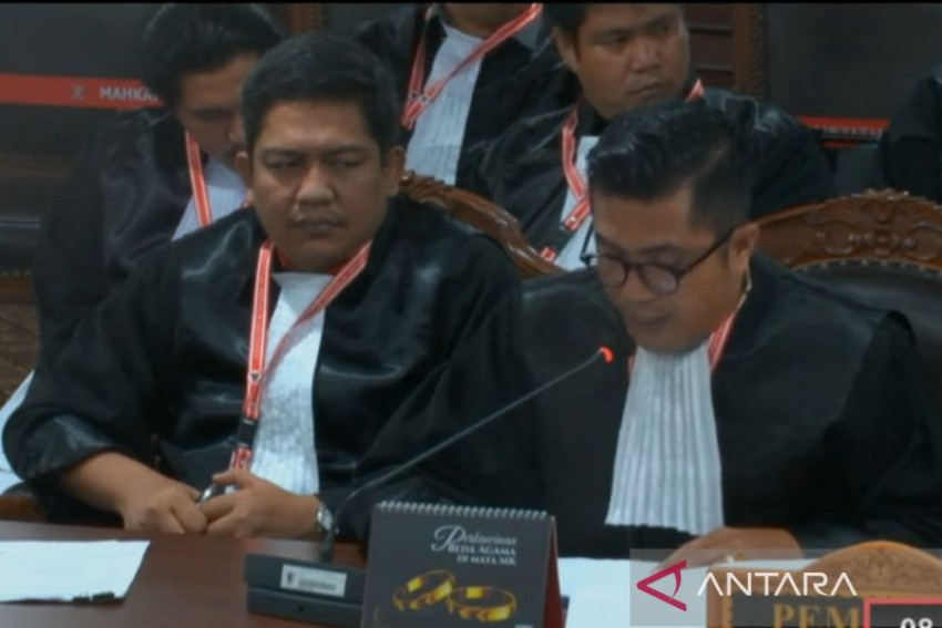 Tangkapan layar - Kuasa hukum PDI Perjuangan  Wiradarma Harefa (kanan) membacakan petitum dalam sidang sengketa Pemilu 2024 di Jakarta, Senin 29 April 2024. (ANTARA)