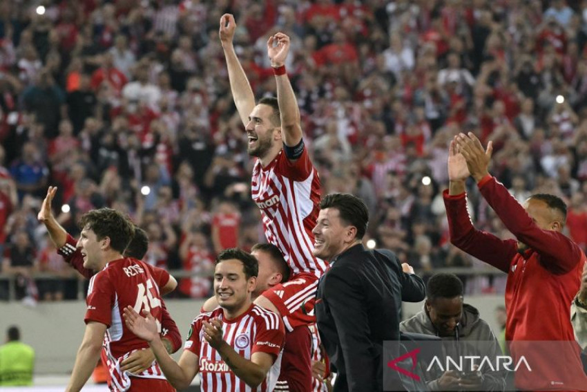 Arsip - Pemain Olympiakos merayakan keberhasilan mereka mencapai final Liga Conference Europa di Georgios Karaiskakis Stadium, Piraeus, Yunani, Kamis 9 Mei 2024. (ANTARA/AFP/Angelos Tzortzinis/am.)