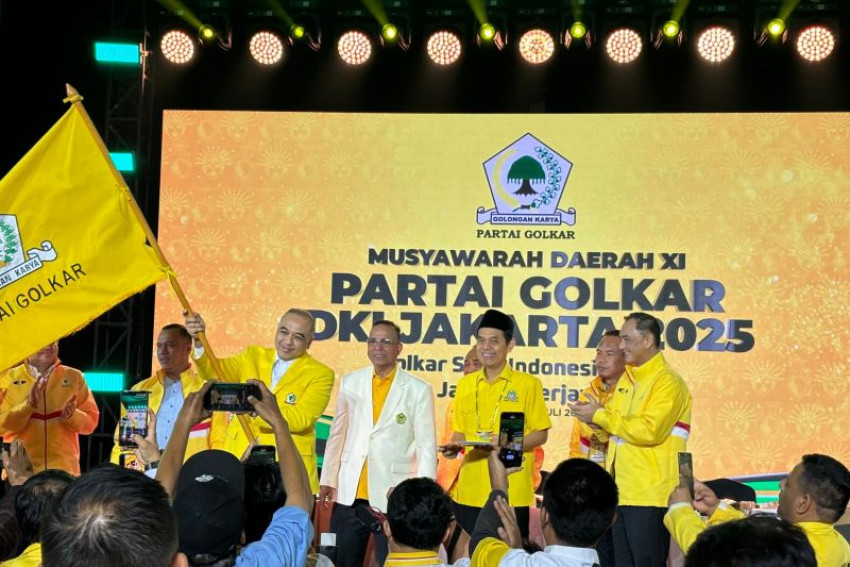 Ahmed Zaki Iskandar mengibarkan panji kebesaran Partai Golkar. (ANTARA/HO-DPD Golkar DKI Jakarta)