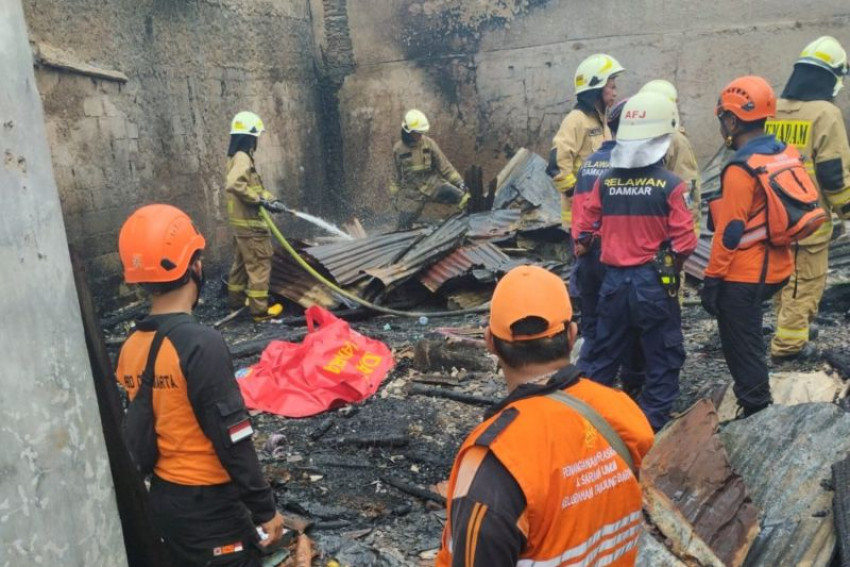  Kebakaran di Jalan Kancil 1 RT 014/RW 02, Kelurahan Lenteng Agung, Kecamatan Jagakarsa, Jakarta Selatan, Minggu menewaskan satu orang. (ANTARA/HO-BPBD Jakarta Selatan)