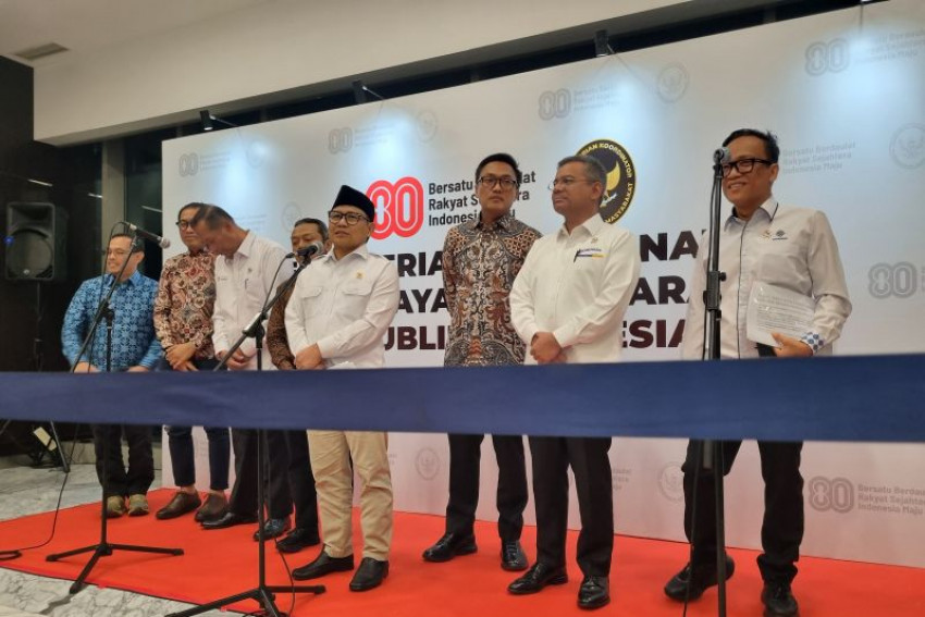 Menteri Koordinator Bidang Pemberdayaan Masyarakat Abdul Muhaimin Iskandar (tengah) dalam konferensi pers usai rapat tingkat menteri di Jakarta, Senin, 28 Juli 2025 malam. (ANTARA/Anita Permata Dewi)