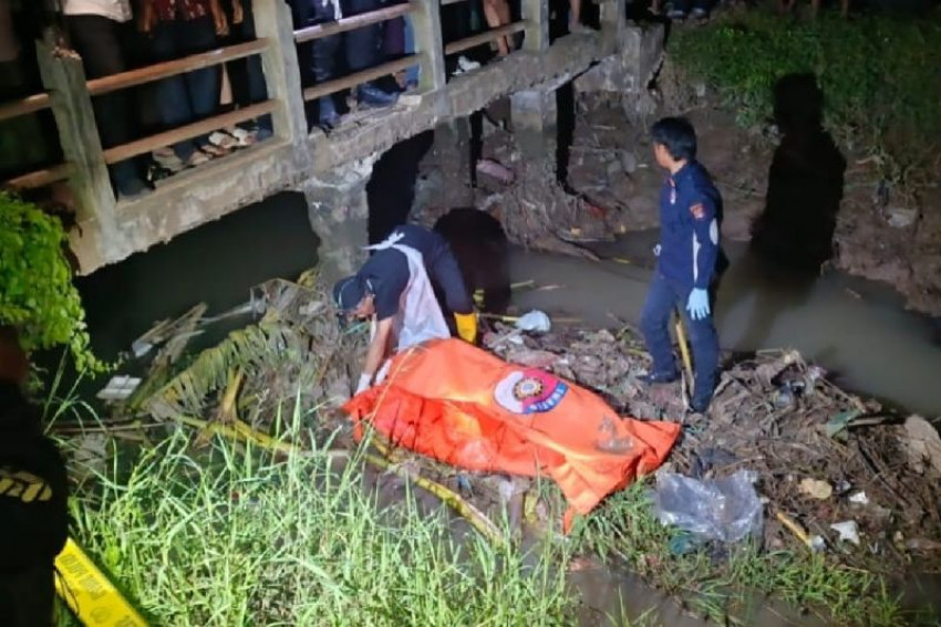 Kepolisian mengevakuasi jasad korban di Serang, Banten, Sabtu. (ANTARA/HO-Polres Serang)