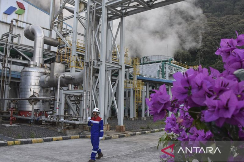 Ilustrasi - Pekerja memeriksa pipa Pembangkit Listrik Tenaga Panas bumi (PLTP) di Pertamina Geothermal Energy (PGE) Area Karaha, Kabupaten Tasikmalaya, Jawa Barat, Selasa 29 Oktober 2024. (ANTARA)