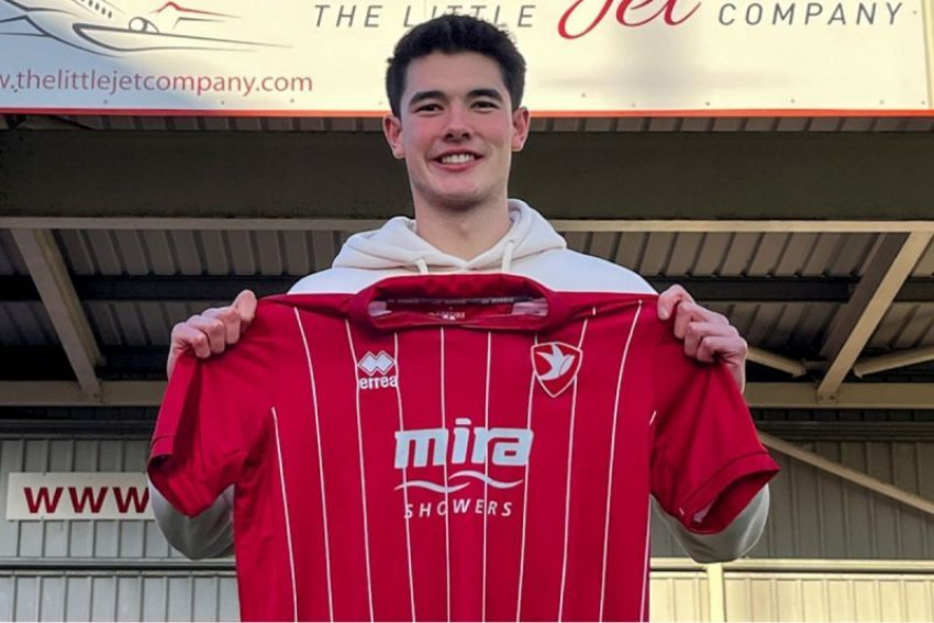 Elkan Baggott berpose dengan seragam klub Liga Satu Inggris Cheltenham Town, tempatnya dipinjamkan Ipswich Town hingga musim 2022-2023 berakhir, saat diperkenalkan sebagai pemain baru pada Jumat (20/1/2023) dini hari WIB. (ANTARA/HO-Cheltenham Town)