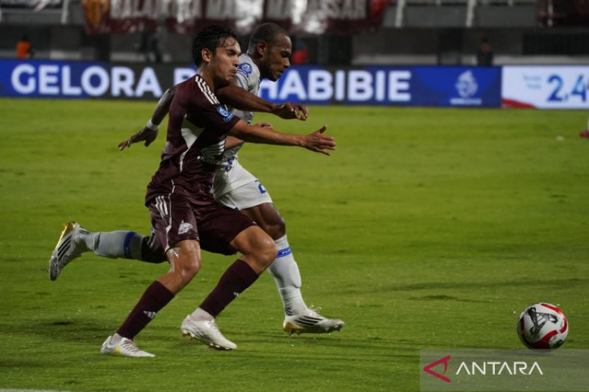  Pesepak bola PSM Makassar Victor Dethan (kiri) dan pesepak bola Persijap Jepara Frank Rikhart Sokoy (kanan) berebut bola di Super League 2025/2026 di Stadion BJ Habibi Parepare, Sulawesi Selatan, Jumat. (ANTARA)