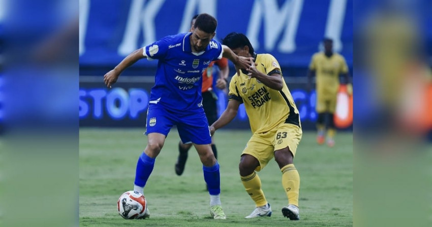 Suasana pertandingan Persib Bandung (biru) melawan Semen Padang (kuning). (Instagram @persib bandung)