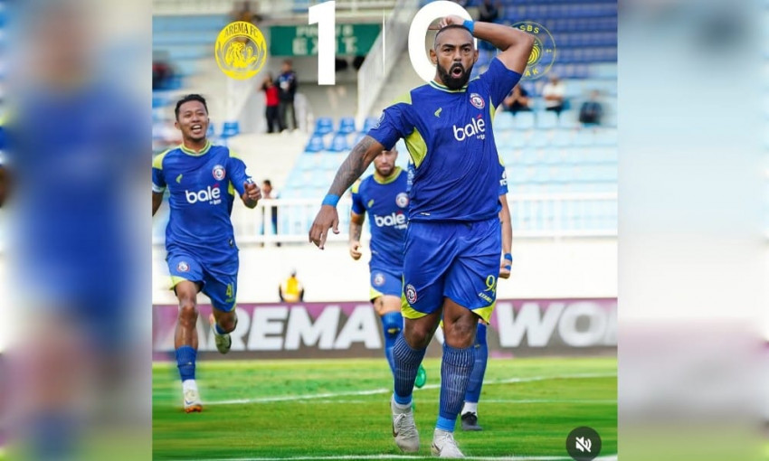 Dalberto usai mencetak gol ke gawang PSBS Biak. (Instagram @arema fc)