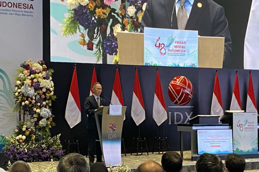 Ketua Dewan Komisioner Otoritas Jasa Keuangan (OJK) Mahendra Siregar dalam Seremoni Pembukaan Perdagangan dalam rangka HUT ke-48 Pasar Modal Indonesia di Bursa Efek Indonesia (BEI), Jakarta, Senin, 11 Agustus 2025. (ANTARA/Rizka Khaerunnisa)