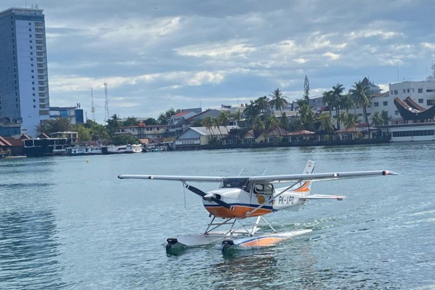 Uji coba pesawat amfibi atau seaplane yang direncanakan akan menjadi moda transportasi antar pulau di Sulsel, diluncurkan langsung oleh Menteri Perhubungan Dudy Purwagandhi  bersama Gubernur Sulsel Andi Sudirman Sulaiman, Wakil Gubernur Fatmawati Rusdi, Sekretaris Daerah Sulsel, serta sejumlah bupati dan wali kota di perairan kawasan CPI, Makassar, Senin , 11 Agustus 2025. ANTARA/Nur Suhra Wardyah
