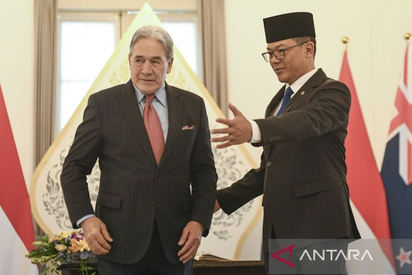 Menteri Luar Negeri Indonesia Sugiono (kanan) berbincang dengan Menteri Luar Negeri Selandia Baru Winston Peters saat pertemuan bilateral di Gedung Pancasila, Kementerian Luar Negeri, Jakarta, Jumat, 13 Juni 2025. /ANTARA FOTO/Hafidz Mubarak A/foc.