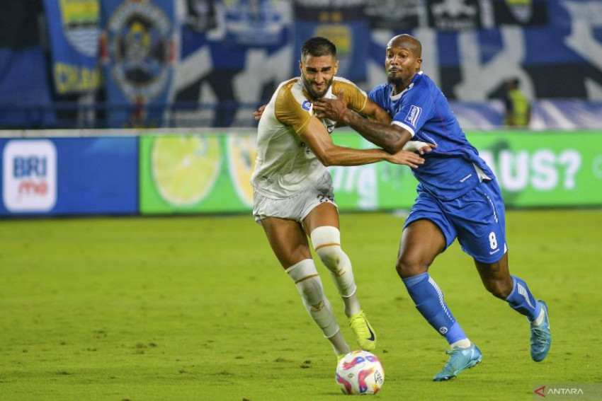  Gervane Kastaneer (kanan), ketika memperkuat Persib Bandung. (ANTARA)