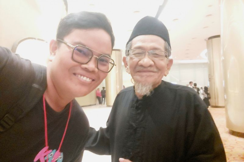 Aktor senior Idrus Madani berfoto dengan penggemar seusai menonton acara prapementasan drama "Mencari Semar" yang digelar Teater Koma di Ciputra Artpreneur, Jakarta, Selasa, 12 Agustus 2025. ANTARA/Abdu Faisal