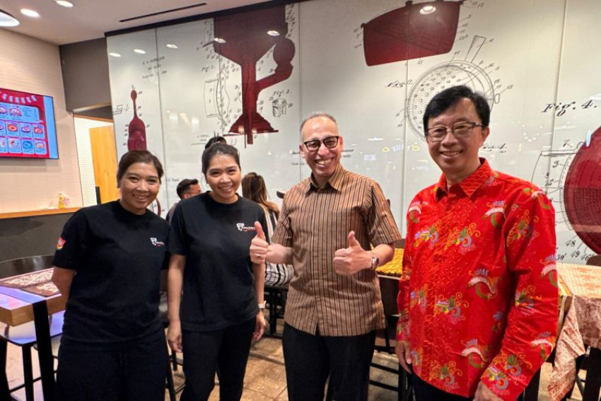 Duta Besar Indonesia untuk Kanada Muhsin Syihab (kedua kanan) saat mengunjungi Nai-Nai Noodle pada Toronto Market Week 2025 pada Minggu, 8 Agustus 2025 (ANTARA/HO-KBRI Ottawa)