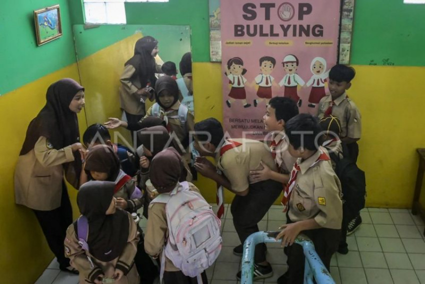 Siswa antre untuk bersalaman dengan gurunya di SDN Grogol Selatan 08, Jakarta, Rabu 28 Mei 2025. (Antara)