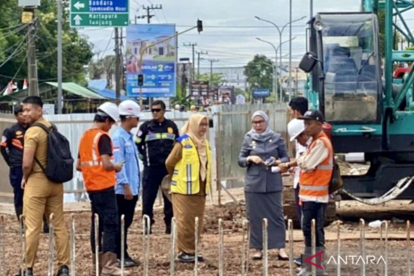 Wali Kota Banjarbaru Erna Lisa Halaby (pakai safari abu-abu) dan pelaksana proyek Balai Pelaksanaan Jalan Nasional (BPJN) Kalsel meninjau pembangunan Jembatan di Jalan Jenderal Ahmad Yani Km 31 Kota Banjarbaru, Kalimantan Selatan, Selasa, 12 Agustus 2025. ANTARA/Yose Rizal