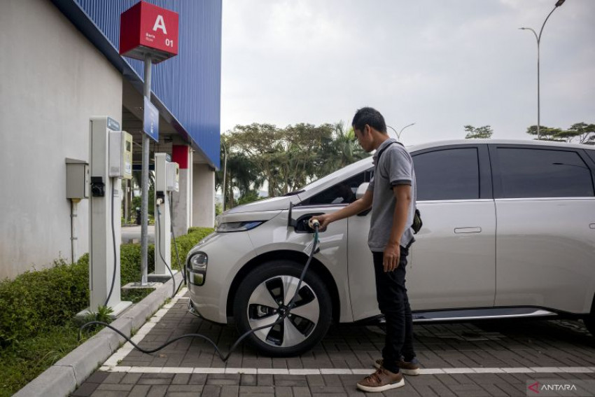 Ilustrasi - Warga mengisi daya baterai mobil listrik di Stasiun Pengisian Kendaraan Listrik Umum (SPKLU) Voltron, Kota Baru Parahyangan, Padalarang, Kabupaten Bandung Barat, Jawa Barat, Kamis, 8 Mei 2025. ANTARA FOTO/Abdan Syakura/rwa.