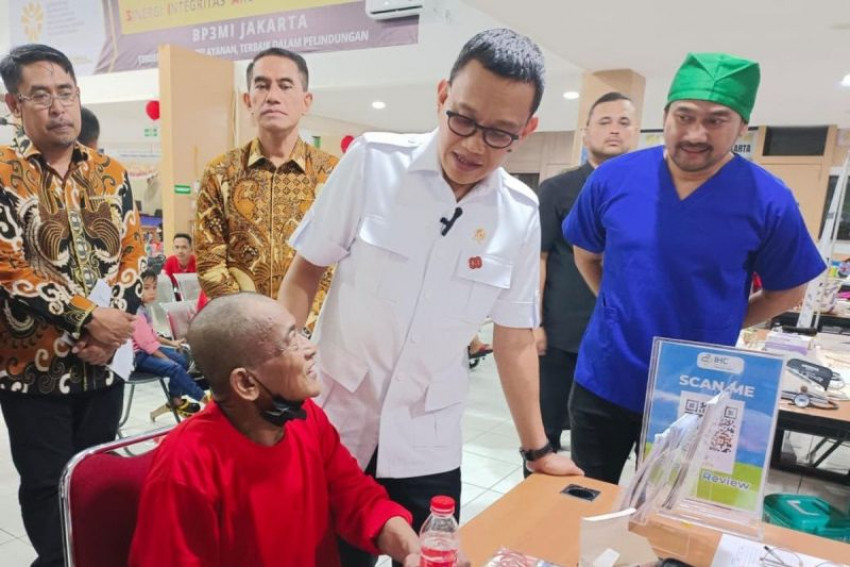 Menteri Pelindungan Pekerja Migran Indonesia (P2MI) Abdul Kadir Karding meninjau Cek Kesehatan Gratis (CKG) bagi pekerja migran di Jakarta, Kamis, 14 Agustus 2025. (ANTARA FOTO/Asri Mayang Sari)
