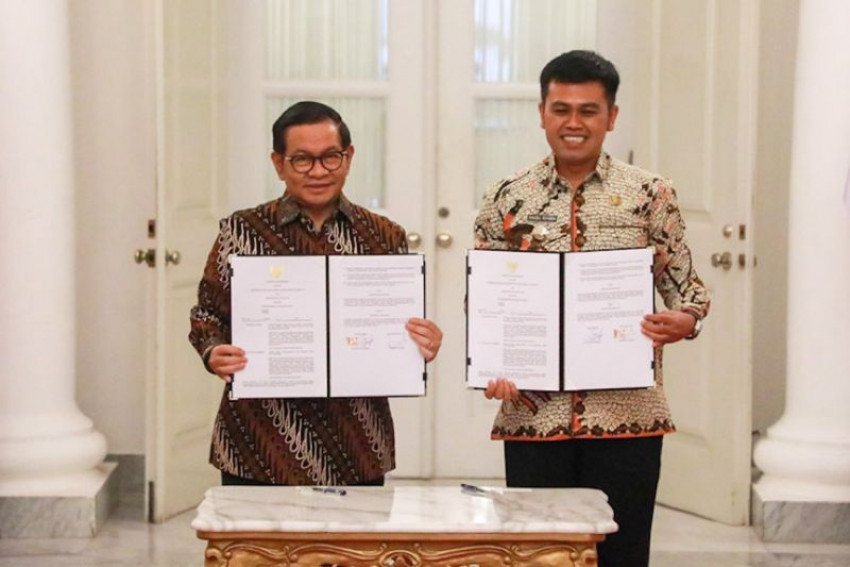 Gubernur Jakarta Pramono Anung Wibowo (kiri) dan Wali Kota Blitar Syauqul Muhibbin (kanan) menandatangani perjanjian kerja sama memperkuat ketahanan pangan. (ANTARA/HO-Pemprov DKI Jakarta)