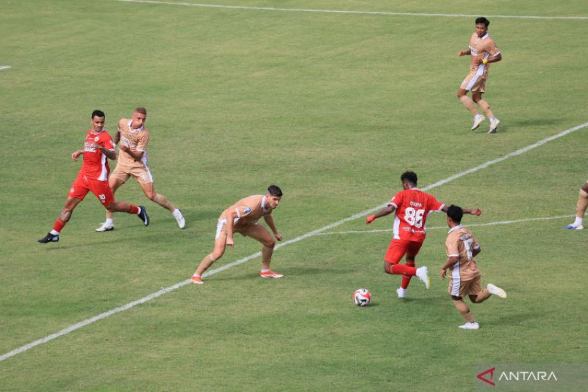 Suasana pertandingan Semen Padang (merah) melawan Dewa United (coklat muda). (Antara)
