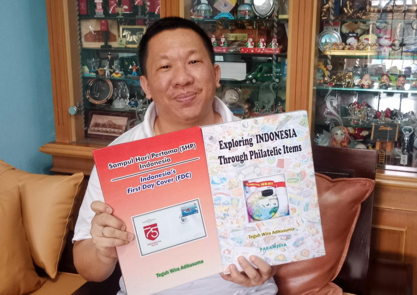 Teguh Wira Adikusuma bersama 2 buku hasil karyanya