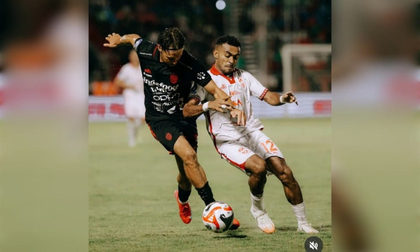 Suasana pertandingan Malut United (putih) melawan Bali United (hitam). (Instagram @bali united)