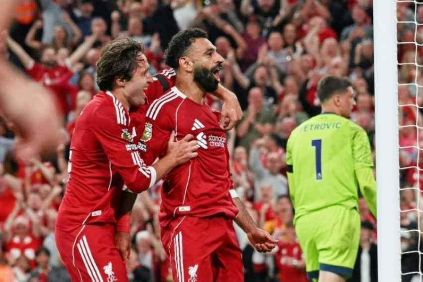 Mohamed Salah (tengah) setelah mencetak gol untuk Liverpool di pertandingan pembuka Liga Inggris 2025/2026 melawan Bournemouth di Stadion Anfield Sabtu dini hari WIB. (X.com/LFC)