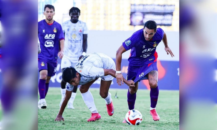 Suasana pertandingan Persik Kediri (ungu) melawan Madura United (putih)