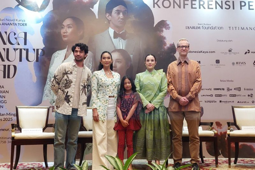 Aktor Reza Rahadian (kiri) dalam konferensi pers pementasan teater 'Bunga Penutup Abad' yang digelar di Jakarta, Jumat, 15 Agustus 2025. (ANTARA/Adimas Raditya)