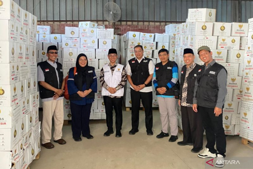 Tim Badan Amil Zakat Nasional (Baznas) meninjau bantuan rakyat Indonesia untuk Palestina di Gudang Sirkah Alamiah, Mesir. ANTARA/HO-Baznas RI