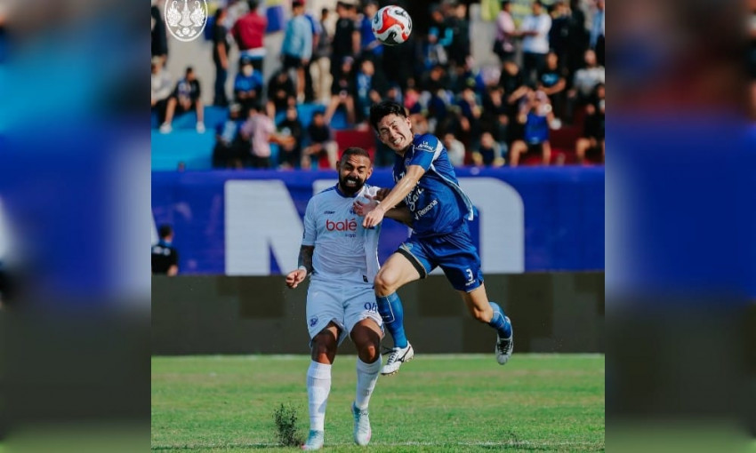 Suasana pertandingan PSIM Yogyakarta (biru) melawan Arema FC (putih).