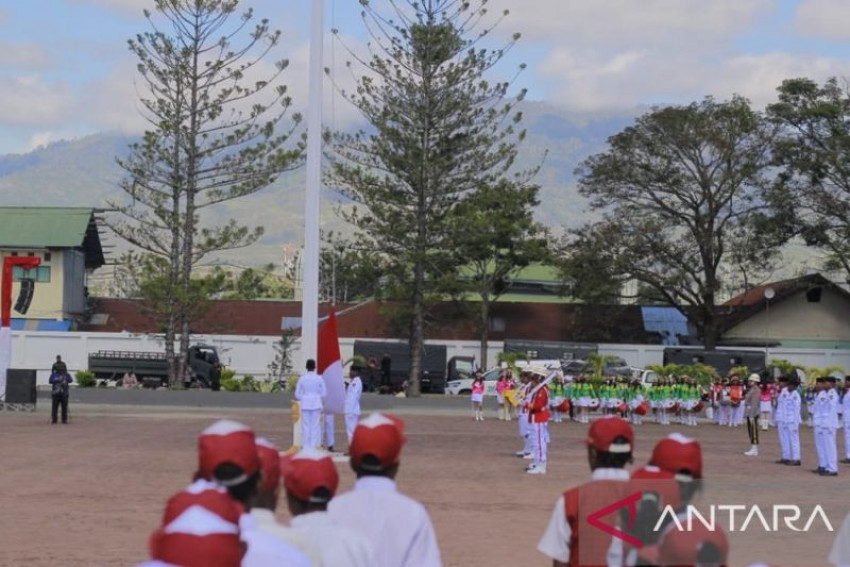 Upacara HUT Ke-80 RI tingkat Kabupaten Jayawijaya berlangsung dengan aman dan lancar di halaman Kantor Bupati Jayawijaya pada Minggu, 17 Agustus 2025. ANTARA/Yudhi Efendi.