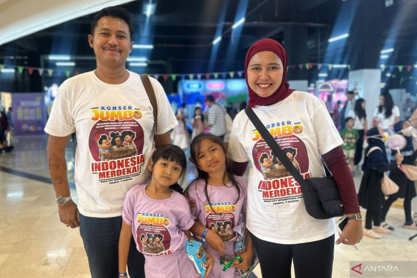 Keluarga muda yang hendak menyaksikan Konser JUMBO: Keajaiban Musik dan Cerita Kita, sukses digelar di Beach City International Stadium (BCIS), Jakarta, Minggu, 17 Agustus 2025. ANTARA/Pamela Sakina