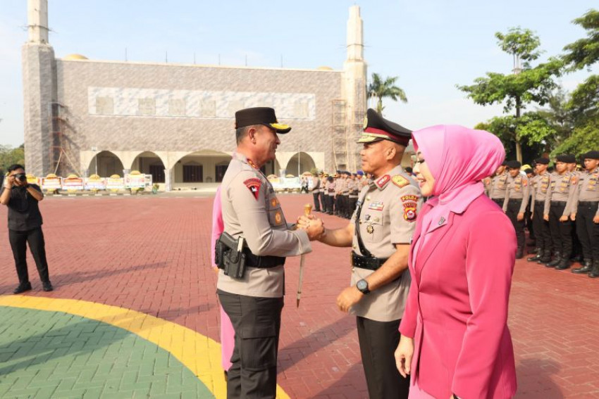 Setah terima jabatan Kapolda Banten dari Irjen Suyudi Ario Seto kepada Brigjen Hengki di Mapolda Banten, Kota Serang, Senin. (ANTARA/HO-Polda Banten)