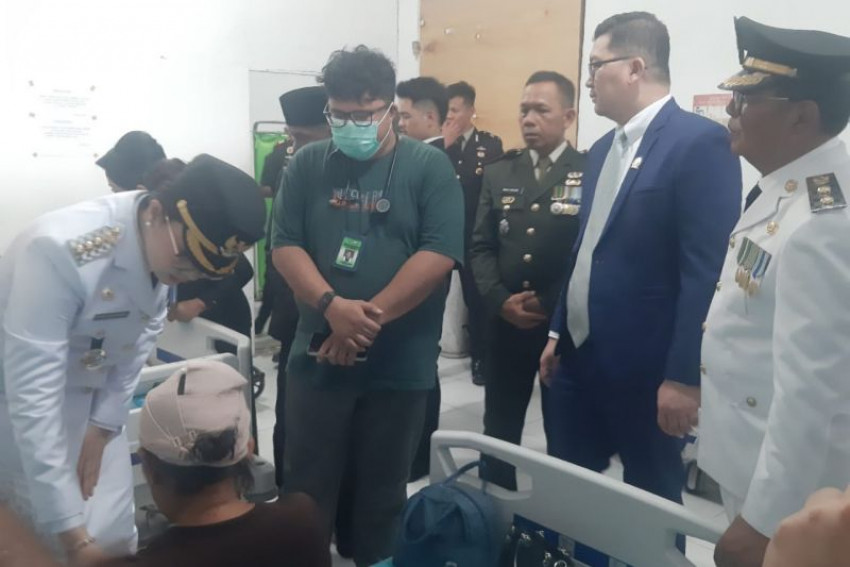 Bupati Poso Verna Inkiriwang (kiri) mengunjungi salah para korban gempa di RSUD Poso, Minggu, 17 Agustus 2025. (ANTARA/HO-Dokumentasi Pribadi)