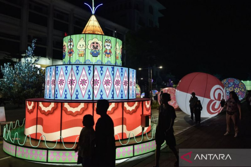 Warga melintasi instalasi pencahayaan pada Jakarta Light Festival di Kawasan Kota Tua, Jakarta, Jumat, 15 Agustus 2025. Festival yang menampilkan pertunjukan instalasi pencahayaan, video mapping dan musik merupakan rangkaian dari perayaan HUT ke-80 RI yang berlangsung dari 15-17 Agustus 2025. ANTARA FOTO/Fakhri Hermansyah/foc. (ANTARA FOTO/FAH)