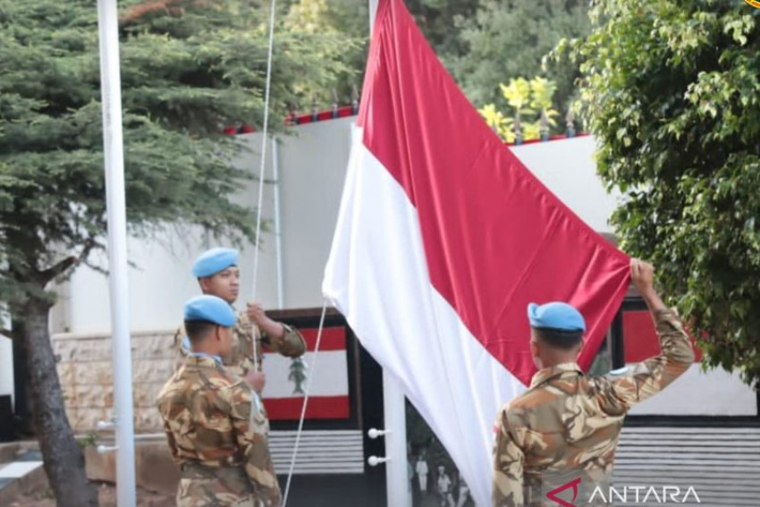 Anggota satgas MTF TNI Konga XXVII-P/UNIFIL mengibarkan bendera Merah Putih saat upacara HUT Ke-80 RI di kantor KBRI Lebanon, Minggu, 17 Agustus 2025. ANTARA/HO-Pen Koarmada RI