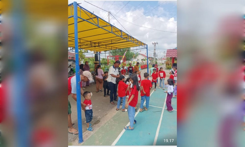 Warga mengikuti lomba memperingati hari kemerdekaan. (OrbitIndonesia)