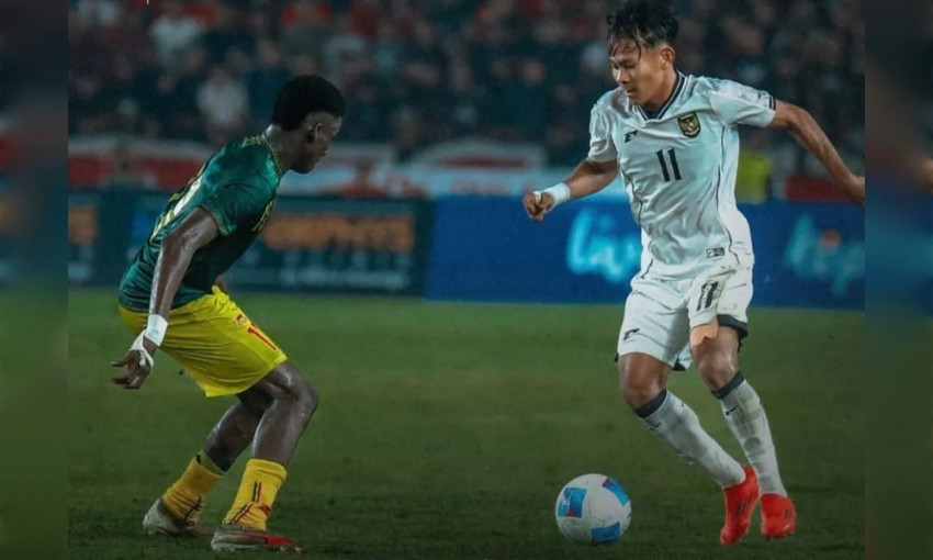Suasana pertandingan Indonesia (putih) melawan Mali (hijau). (Instagram @timnas indonesia)