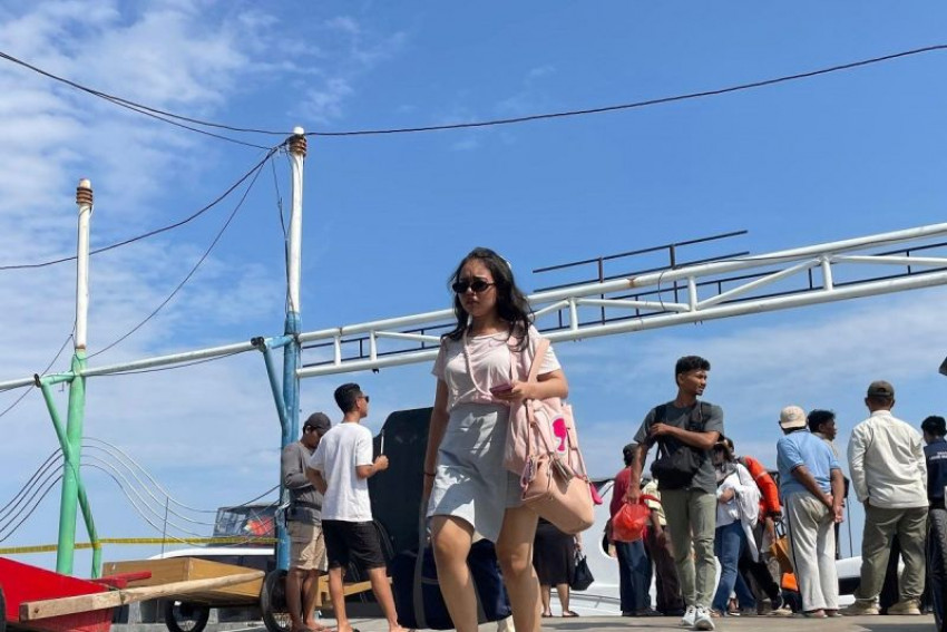 Pengunjung baru turun dari kapal di satu dermaga yang ada di Kabupaten Kepulauan Seribu pada Sabtu, 31 Mei 2025. (ANTARA/HO-Pemkab Kepulauan Seribu)