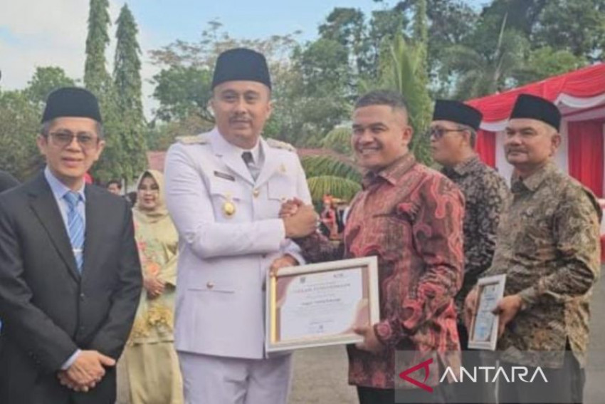 Wakil Gubernur Sumatera Barat Vasko Ruseimy saat menyerahkan penghargaan kepada Wali Nagari Talang Babungo Hafizur Rahman, pada momen Upacara Penurunan Bendera Merah Putih di halaman kantor Gubernur Provinsi Sumatera Barat, Minggu, 17 Agustus 2025. ANTARA/HO-Diskominfo Solok.