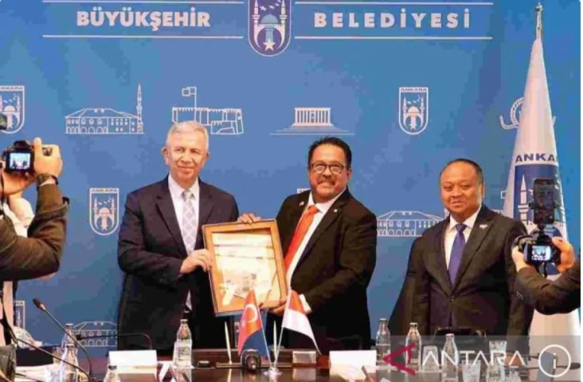 Wakil Gubernur Jakarta, Rano Karno bertemu dengan Wali Kota Ankara, Mansur Yavas, di Balai Kota Ankara, Turki, Selasa 19 Agustus 2025. (Antara)