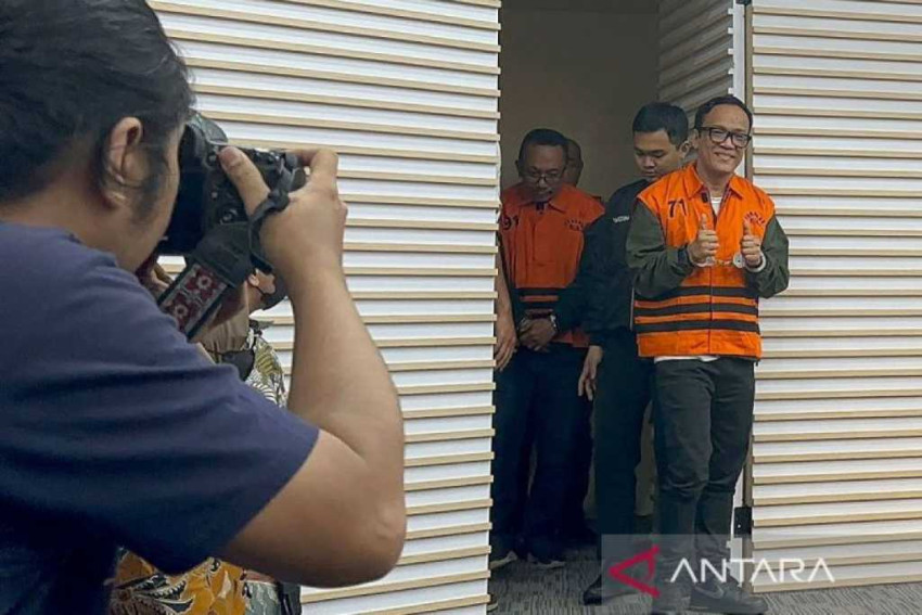 Immanuel Ebenezer Gerungan dengan tangan diborgol. (Antara)