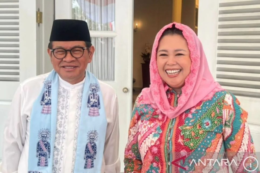  Pramono Anung Wibowo dan Zannuba Ariffah Chafsoh akrab disapa Yenny Wahid di Balai Kota. (Antara)