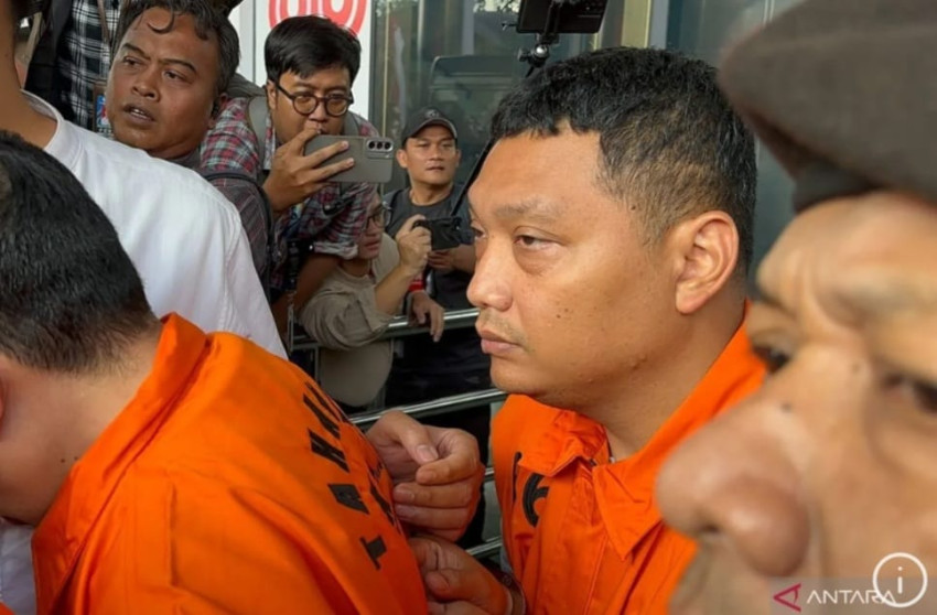 Irvian Bobby Mahendro (kanan) berjalan menuju mobil tahanan, Jumat. (ANTARA)