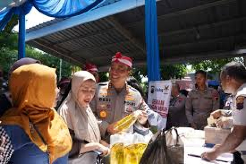 Wakapolri Komjen Pol. Dedi Prasetyo berbincang dengan warga dalam kegiatan pasar murah yang diselenggarakan Alumni Akademi Kepolisian (Akpol) Angkatan 1990 Batalyon Dhira Brata di Kecamatan Pedurungan, Kota Semarang, Jawa Tengah, Sabtu (23/8/2025). (ANTARA/HO-Divisi Humas Polri)