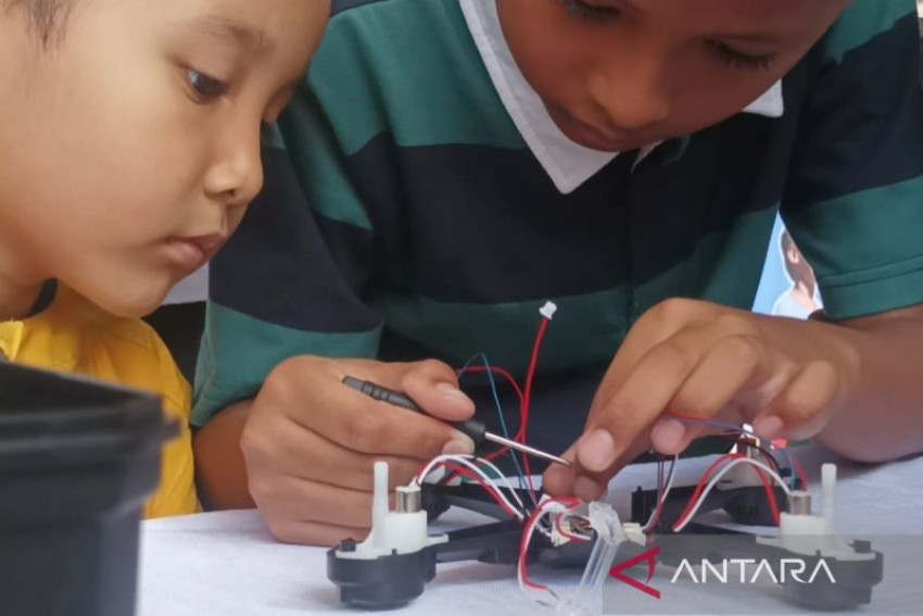 120 Anak Antusias Ikuti Pengenalan Teknologi Drone di Acara Drone Kids Day, Surabaya