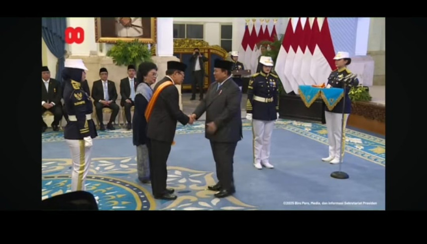 Agum Gumelar didampingi istri menerima pemghargaan dari Presiden Prabowo Subianto. (OrbitIndonesia/kiriman)