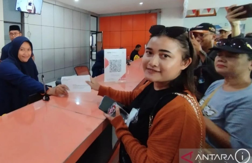 Warga Pati di kantor pos berkirim surat ke KPK. (Antara)