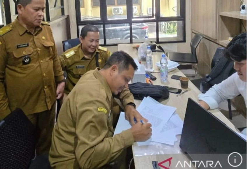 Perwakilan kepala desa dari 12 desa di Kecamatan Sejangkung, Kabupaten Sambas, membuat laporan ke Polda Kalimantan Barat. (ANTARA)