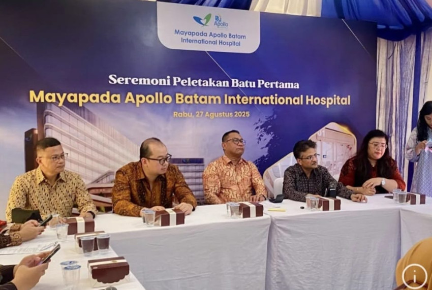 Plt Sekretaris Jenderal Dewan Nasional KEK Rizal Edwin Manansang (kanan), Presiden Director dan CEO Mayapada Healthcare, Navin Sonthalia (kedua dari kanan), dan jajaran BP Batam di Kota Batam, Rabu. (ANTARA)